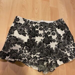 Janie & Jack Black/white ruffle hem girls short 10